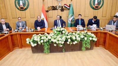 محافظ المنوفية يستعرض نسب إنجاز مشروعات الخطة الاستثمارية ويشدد بالمتابعة الميدانية لتذليل العقبات