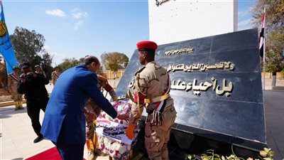 محافظ أسيوط يضع إكليلًا من الزهور على النصب التذكاري لشهداء المنطقة الجنوبية العسكرية