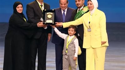 عايز أبقى ضابط علشان أجيب حق بابا.. لقطات مؤثرة من تكريم الرئيس السيسي لأسر الشهداء