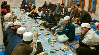 مائدة رمضانية تجمع دعاة العالم في رحاب أكاديمية الأزهر العالمية