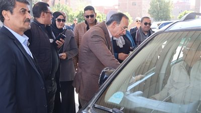 لتطبيق التعريفة الجديدة..محافظ سوهاج يتفقد سير العمل بالمحطات ومواقف سيارات الأجرة