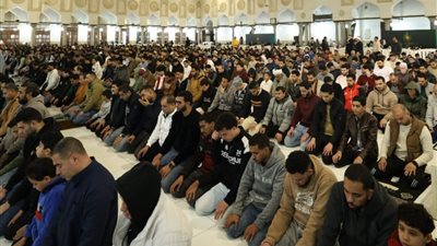 آلاف المصلين يحيون أولى الليالي الوترية في الجامع الأزهر وسط أجواء إيمانية مهيبة