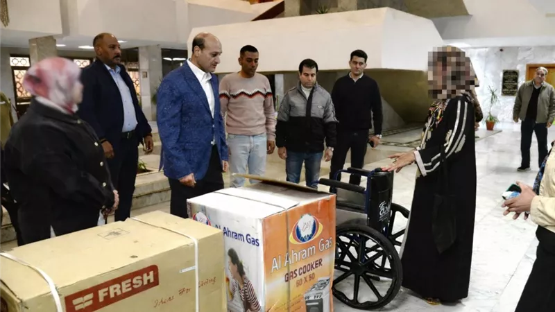 محافظ أسيوط يسلم جهاز عروسة وكرسيا متحركا لشقيقها 