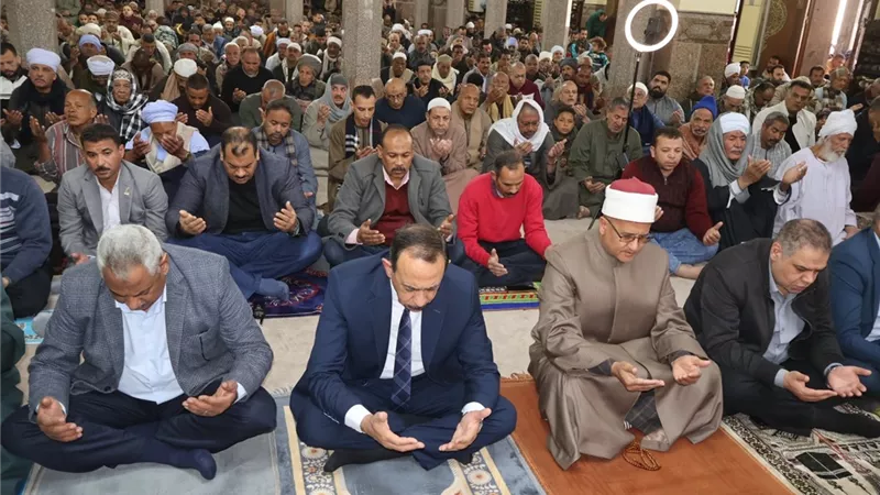 محافظ سوهاج ونائبه يؤديان صلاة الجمعة بمسجد العارف بالله بحي غرب