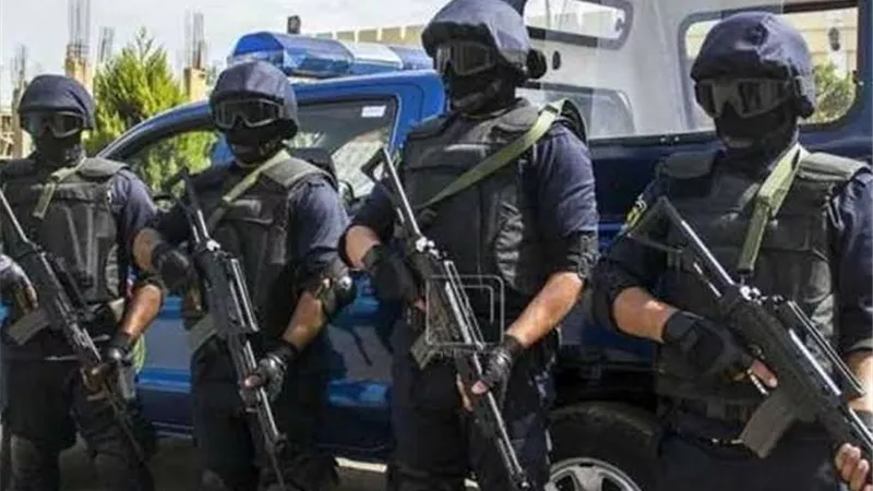 مصرع 4 مهربين وإصابة ضابط بعد تبادل إطلاق نار مع الشرطة بقنا