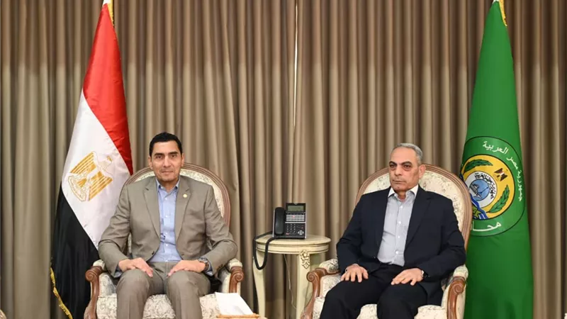 وزير الشباب والرياضة يبدأ جولة تفقدية بالإسماعيلية بلقاء المحافظ