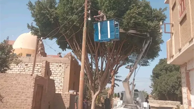  محافظ سوهاج يتابع أعمال الإنارة العامة وترشيد الكهرباء بطهطا