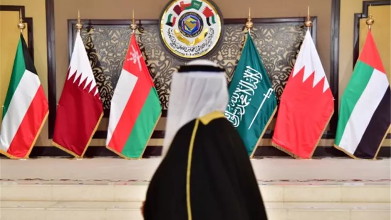رسائل حاسمة من الخليج بعد الهجمات الإيرانية.. الإمارات تتوعد وقطر تحذر من تداعيات خطيرة على الطاقة