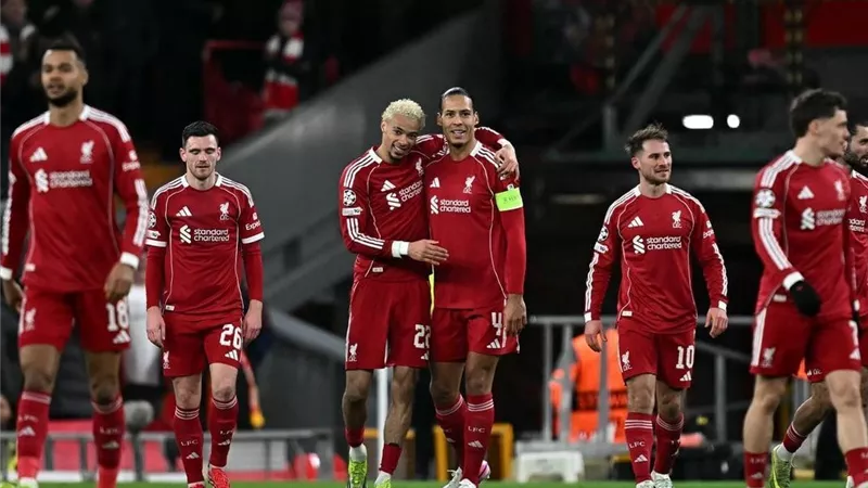 ليفربول يلاحق المربع الذهبي أمام مانشستر يونايتد في الدوري الإنجليزي