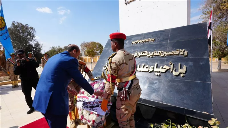 محافظ أسيوط يضع إكليلًا من الزهور على النصب التذكاري لشهداء المنطقة الجنوبية العسكرية
