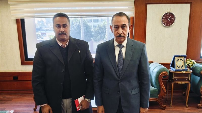 محمود حسن برفقة المحافظ