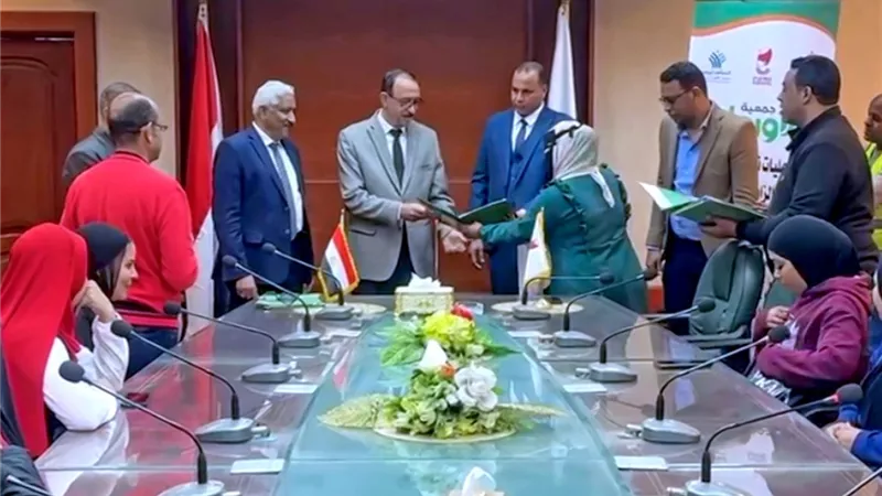 بـ300 ألف.. محافظ سوهاج يسلم 15 شيكا للعرائس الأولى بالرعاية بالتعاون مع الأورمان