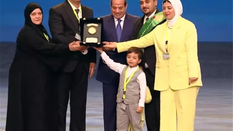 عايز أبقى ضابط علشان أجيب حق بابا.. لقطات مؤثرة من تكريم الرئيس السيسي لأسر الشهداء