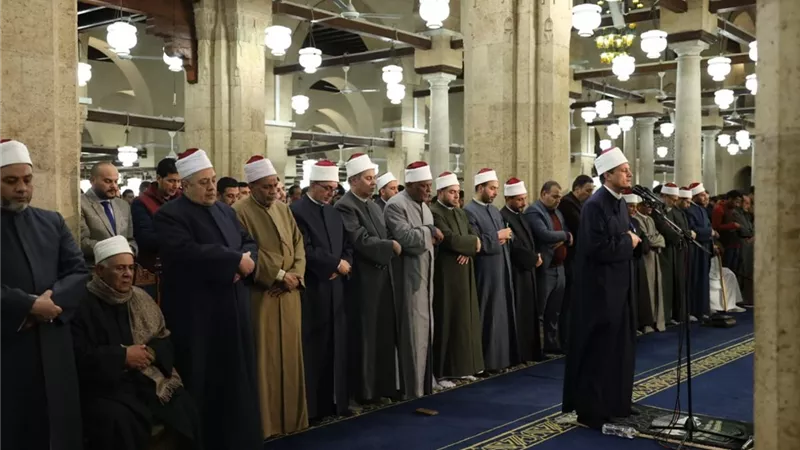 آلاف المصلين يحيون الليلة العشرين من رمضان في الجامع الأزهر بتلاوات من القراءات المتواترة