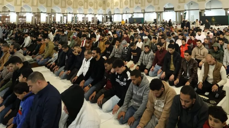 آلاف المصلين يحيون أولى الليالي الوترية في الجامع الأزهر وسط أجواء إيمانية مهيبة