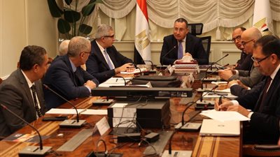 وزير التعليم العالي يناقش آليات ربط البرامج الدراسية باحتياجات سوق العمل