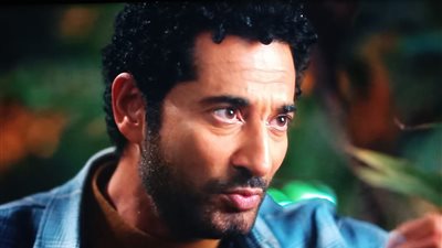 مسلسل إفراج الحلقة 22.. عمرو سعد يغني مع تارا عماد 
