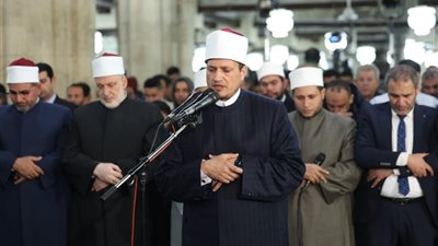 بأصوات القراءات المتواترة.. الجامع الأزهر يحتضن آلاف المصلين في ليلة رمضانية مهيبة