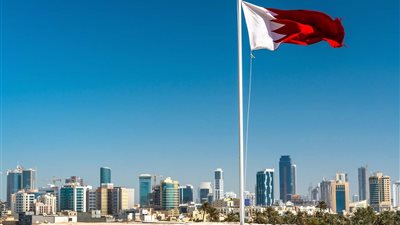البحرين تطلق صفارات الإنذار وتدعو مواطنيها والمقيمين إلى التوجه لأماكن آمنة 