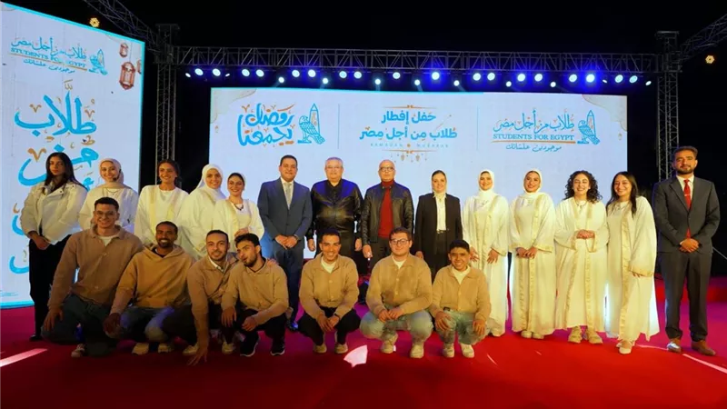رئيس جامعة عين شمس يشارك أكثر من 1500 طالب وطالبة حفل الإفطار الرمضاني