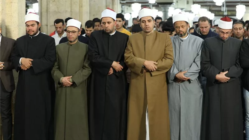 بروايات «حفص وقنبل وخلاد والدوري».. الجامع الأزهر يحتضن ليلة روحانية عامرة في التراويح بالليلة السادسة والعشرين من رمضان