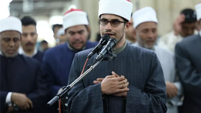 بتوجيهات شيخ الأزهر.. تقديم النابغة الكفيف عبد الله عمار لإمامة التراويح بالجامع الأزهر