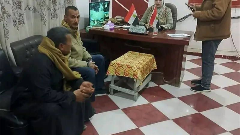 رئيس الوحدة المحلية بطهطا يتابع اللقاءات الجماهيرية الأسبوعية بالمجالس القروية.. ويؤكد سرعة إنهاء طلبات المواطنين