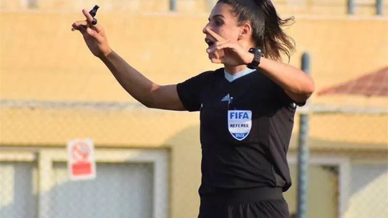 طاقم تحكيم مصري لمباراة الجزائر والكاميرون في تصفيات أفريقيا للناشئات