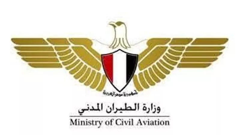 مصر للطيران تُكرم مضيفتين تقديرًا لعملهما الإنساني مع أحد الركاب
