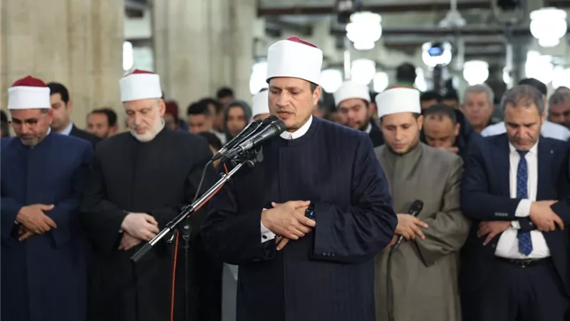 بأصوات القراءات المتواترة.. الجامع الأزهر يحتضن آلاف المصلين في ليلة رمضانية مهيبة