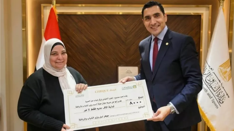 وزير الرياضة يشيد بانضباط مركز شباب عين الصيرة ويكافئ إدارته