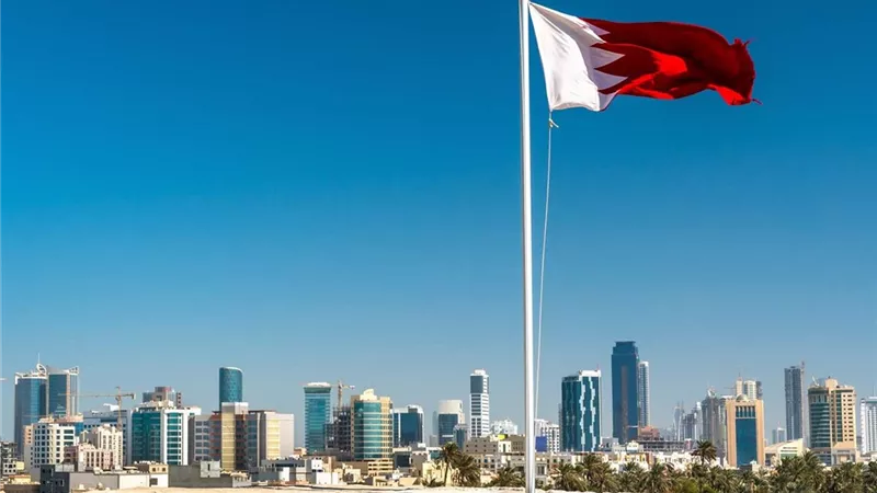 البحرين تطلق صفارات الإنذار وتدعو مواطنيها والمقيمين إلى التوجه لأماكن آمنة 