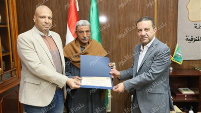 محافظ المنوفية يكرم عاملاً بقسم الحدائق بأشمون لإخلاصه وتفانيه في العمل