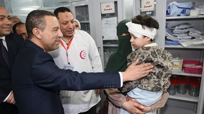 محافظ المنوفية يهدى العيدية وكعك العيد لأسر الفلسطينية بمستشفى شبين الكوم التعليمي