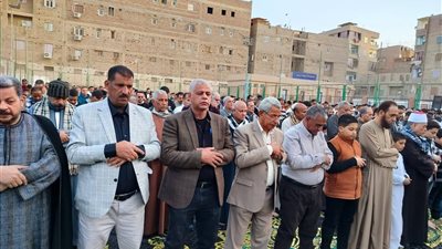 رئيس مركز طما يؤدي صلاة عيد الفطر وسط حضور كبير بالنادي الرياضي