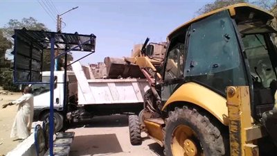 استمرار جهود قطاع النظافة العامة بالمجالس القروية في رفع المخلفات بقرى طهطا