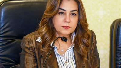 وزيرة البيئة تشدد على ربط منظومة التراخيص بشركات النقل.. تفاصيل