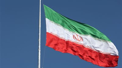 إيران تهدد بزرع ألغام ووقف الملاحة بالخليج