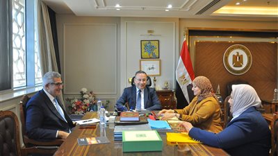 وزير التعليم العالي يبحث تعزيز كفاءة الخريجين بقطاع التمريض