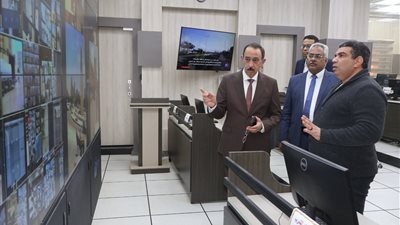 محافظ سوهاج يتابع تداعيات الطقس من مركز السيطرة للطوارئ والسلامة العامة