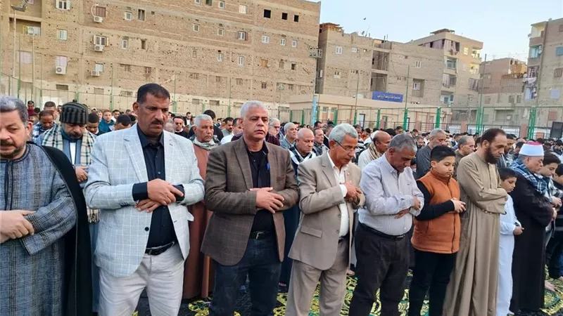 رئيس مركز طما يؤدي صلاة عيد الفطر وسط حضور كبير بالنادي الرياضي