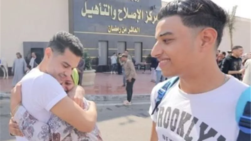 عفو رئاسي جديد في عيد الفطر.. مئات الأسر تستعيد أبناءها و«الكحك» يعود للبيوت