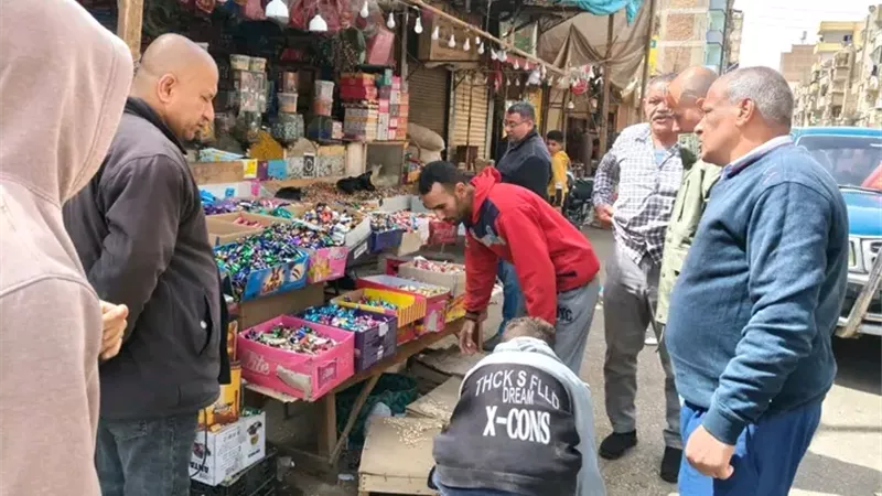 حملة مكثفة لرفع الإشغالات بسويقة الزراعة والحميات بطهطا
