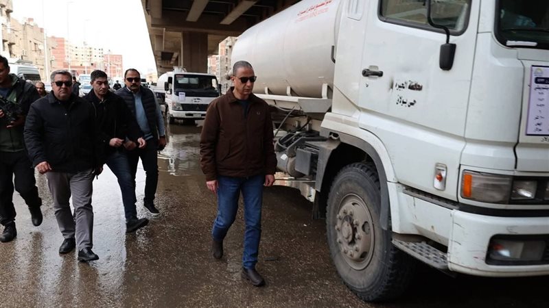 محافظ الجيزة أثناء