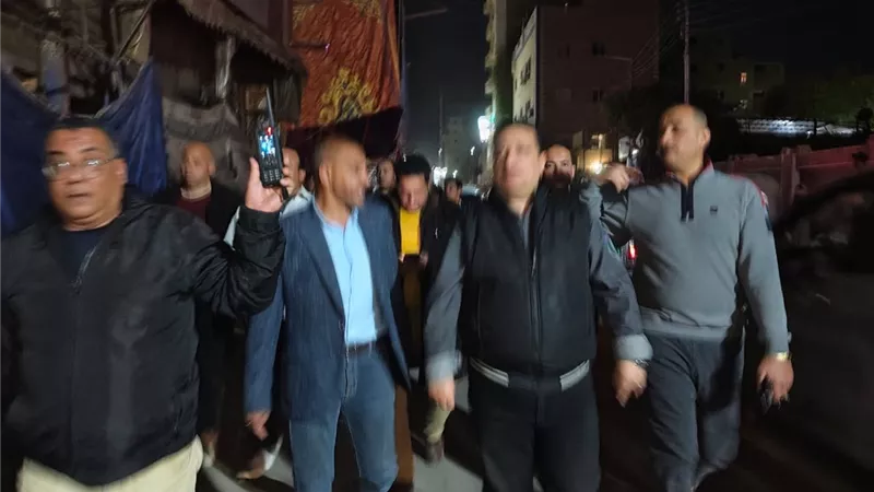 حملات مكثفة لتطبيق مواعيد الغلق بطهطا في أول أيام التنفيذ وإنذار لمخالفين