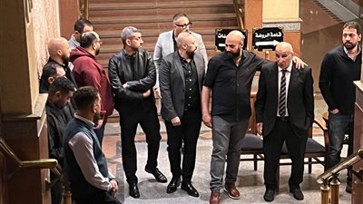 نجوم الفن يلتفون حول حاتم صلاح في وداع والده.. دعم إنساني ومشاعر مؤثرة
