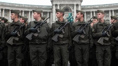 طهران تعلن استهداف قواعد أمريكية.. وتؤكد قدرتها على إغلاق مضيق هرمز
