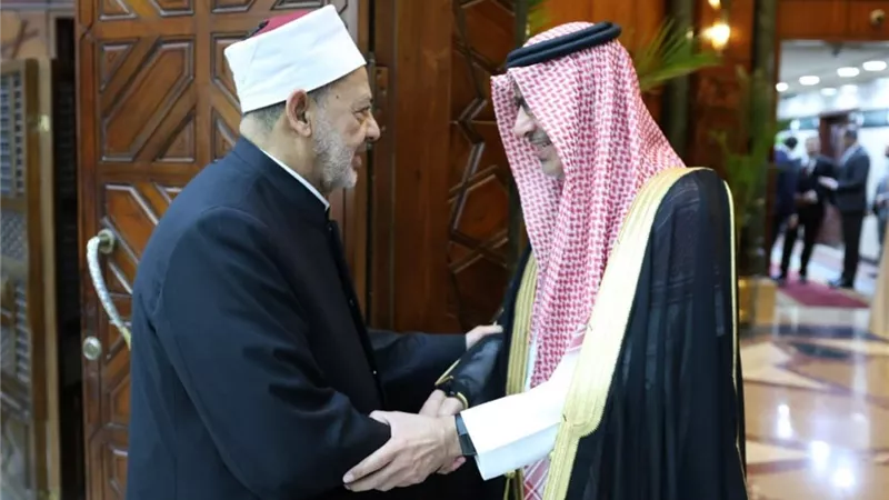 شيخ الأزهر والسفير السعودي يبحثان توحيد الجهود لمواجهة تحديات الأمة
