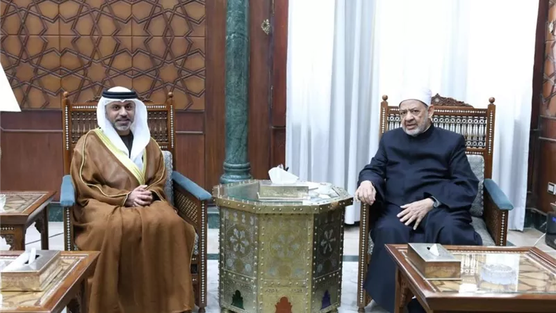 شيخ الأزهر يستقبل السفير الإماراتي بالقاهرة لتعزيز التعاون المشترك