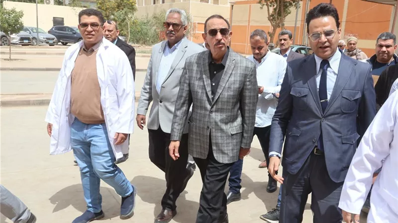 محافظ سوهاج ينقل مدير مستشفى برديس ونائبيه لسوء مستوى النظافة بالبلينا